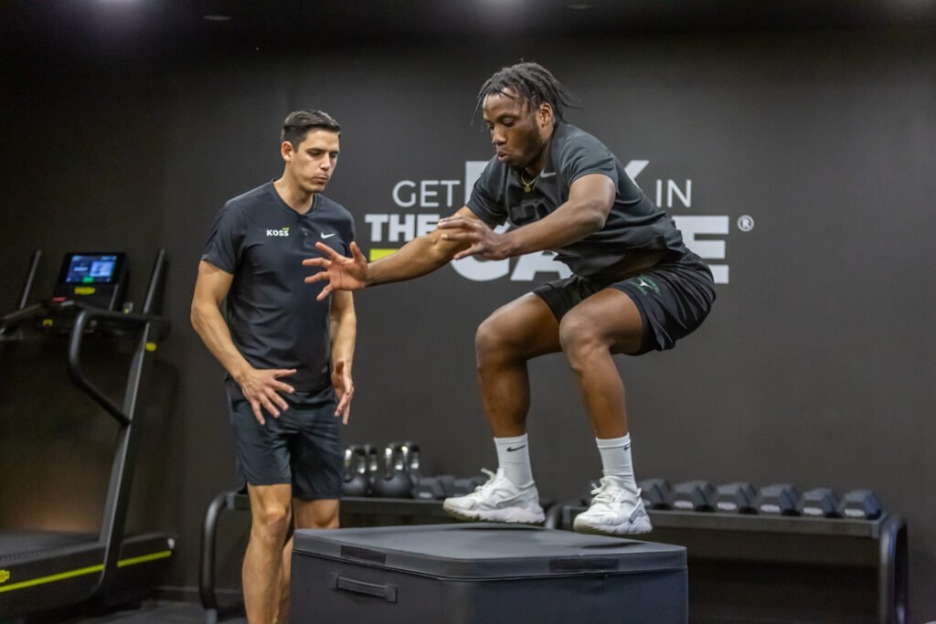 Thibault Vignais, kin&eacute;sith&eacute;rapeute du sport, encadrant un athl&egrave;te lors d&rsquo;un exercice de renforcement fonctionnel en salle