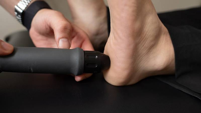 Soin manuel sur le talon, zone d'insertion de l'apon&eacute;vrose plantaire