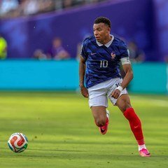 Footballeur en course avec le ballon