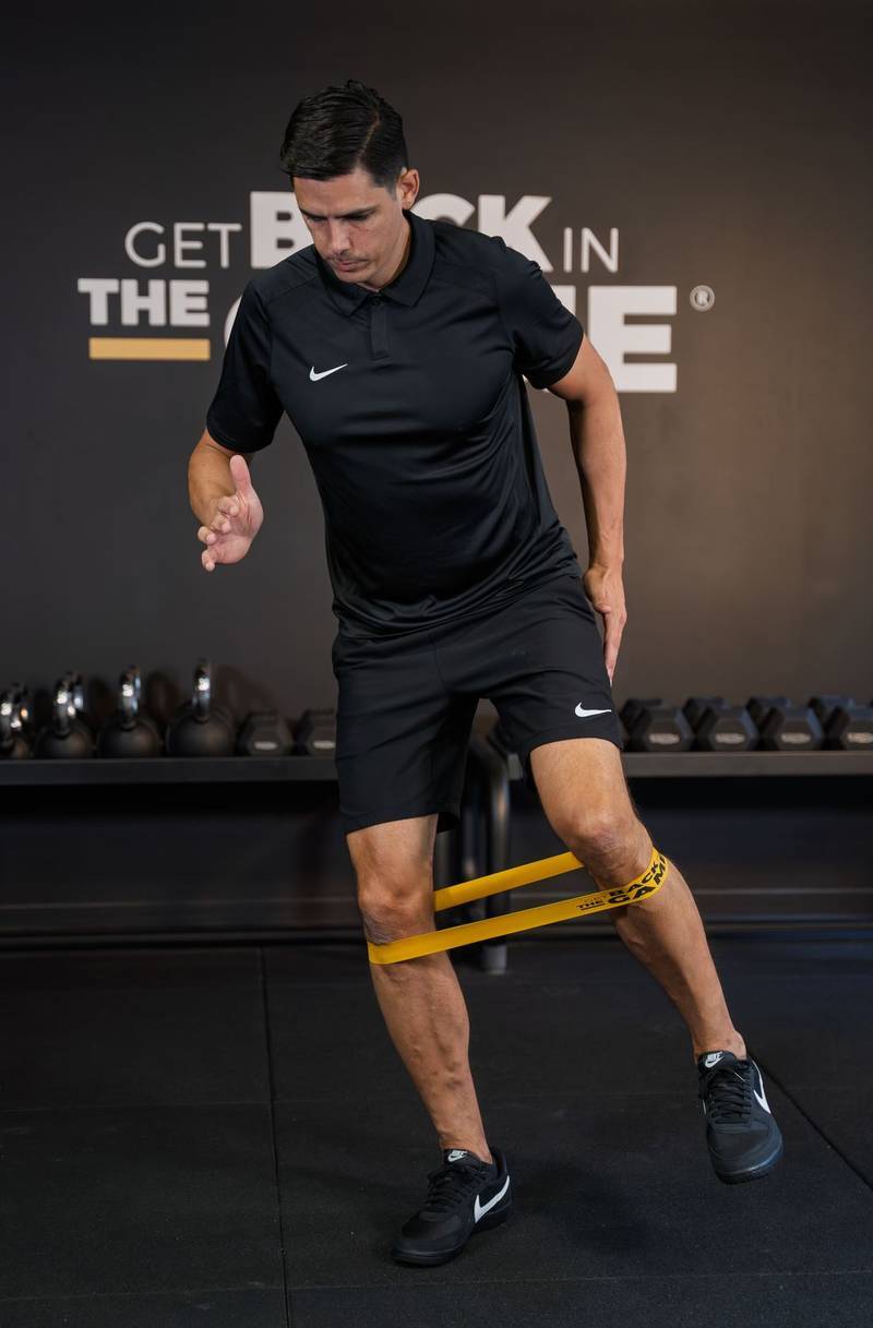 Exercice charg&eacute; du membre inf&eacute;rieur avec &eacute;lastique