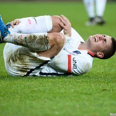 Footballeur au sol apr&egrave;s une blessure &agrave; l'aine
