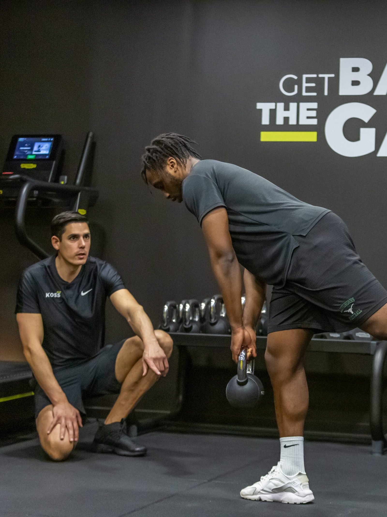 Thibault Vignais coachant un athl&egrave;te sur un exercice de hanche au kettlebell