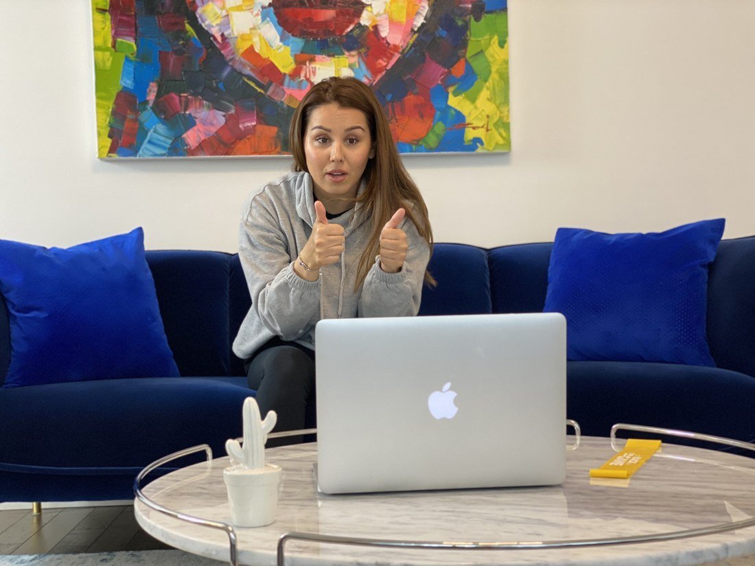 Patiente satisfaite apr&egrave;s une s&eacute;ance de t&eacute;l&eacute;consultation kin&eacute;