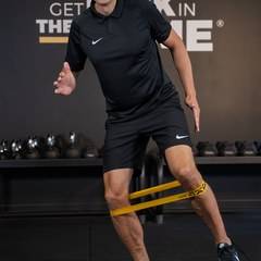 Exercice avec &eacute;lastique autour du genou