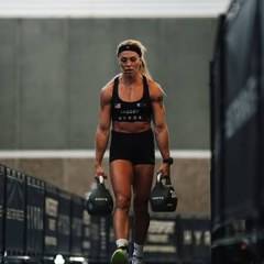 Athl&egrave;te de Hyrox portant des kettlebells