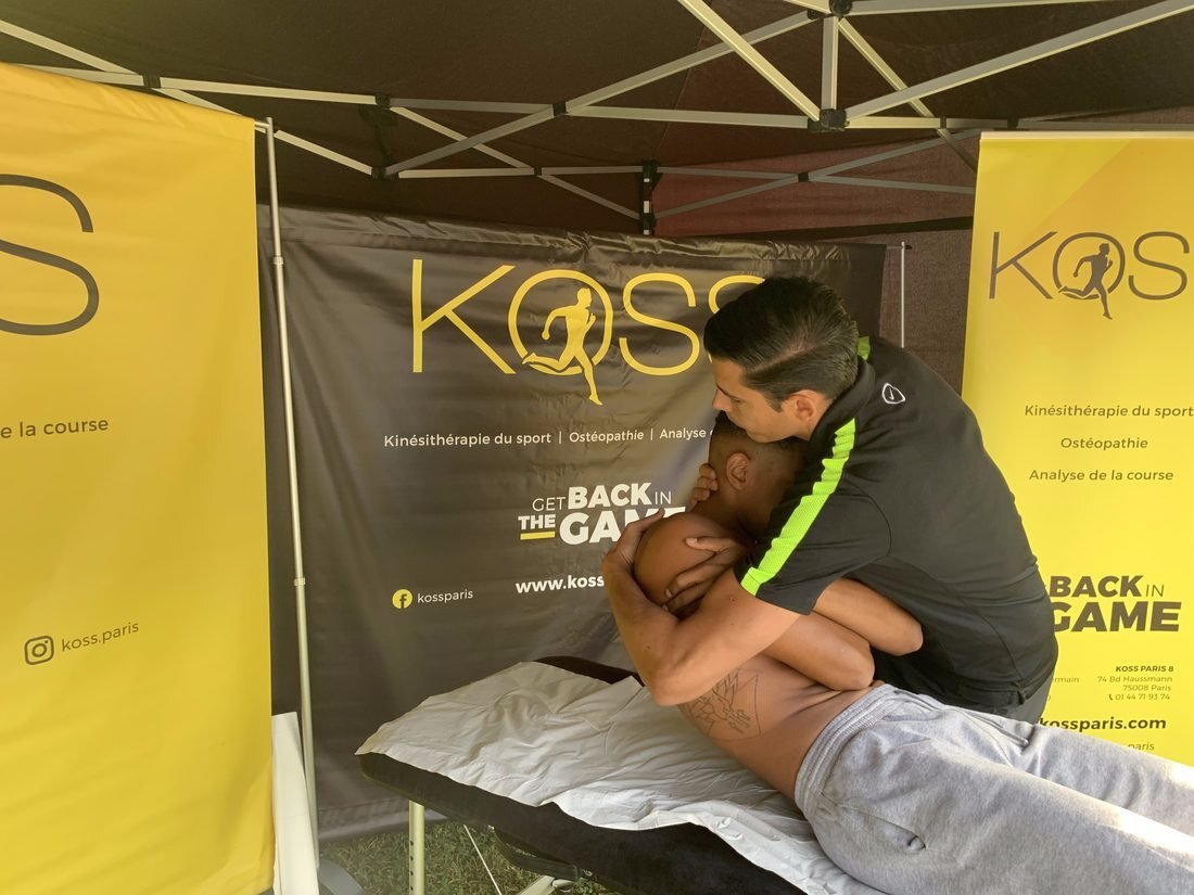 Thibault Vignais, ost&eacute;opathe et kin&eacute; du sport, lors d'un bilan avec un sportif