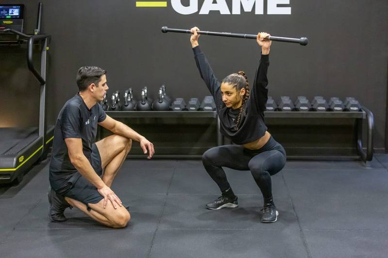 Thibault Vignais accompagnant une patiente lors d'un exercice de r&eacute;&eacute;ducation guid&eacute;e