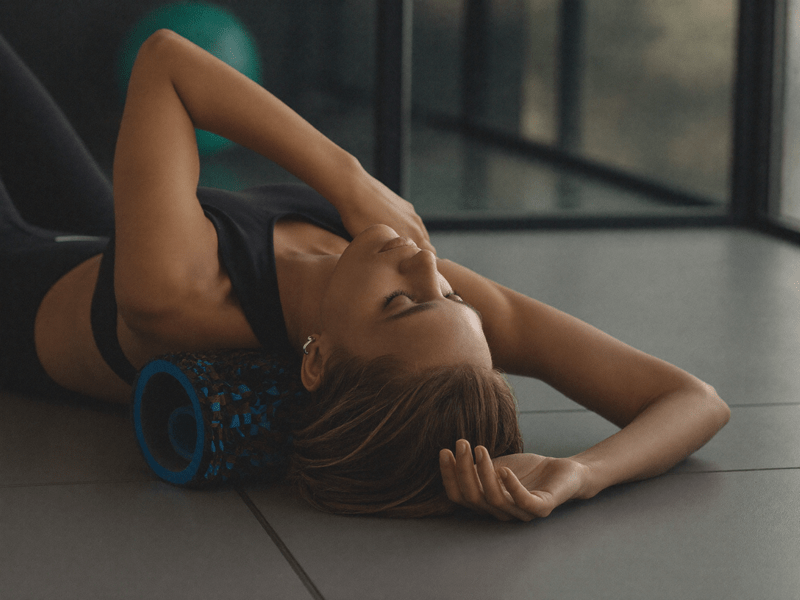 Travail sur foam roller pour la mobilit&eacute; du dos