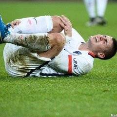 Footballeur au sol apr&egrave;s une blessure &agrave; l'aine