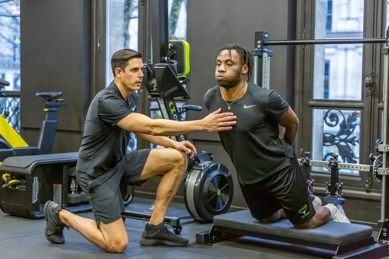 Thibault Vignais travaillant la mobilit&eacute; de hanche d'un footballeur