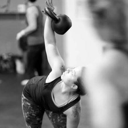 Windmill au kettlebell en salle de sport