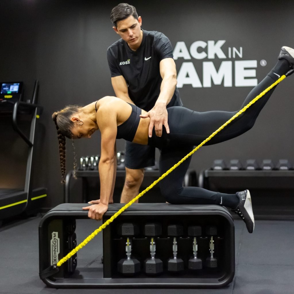 Thibault Vignais, kin&eacute;sith&eacute;rapeute du sport, encadrant une sportive lors d&rsquo;un exercice de renforcement des ischio-jambiers en r&eacute;&eacute;ducation