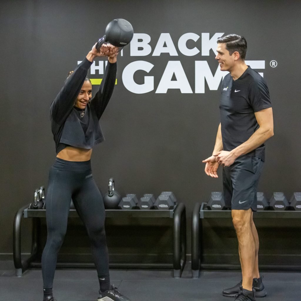 Thibault Vignais, kin&eacute;sith&eacute;rapeute du sport, encadrant une sportive lors d&rsquo;un exercice de renforcement de l&rsquo;&eacute;paule en r&eacute;&eacute;ducation