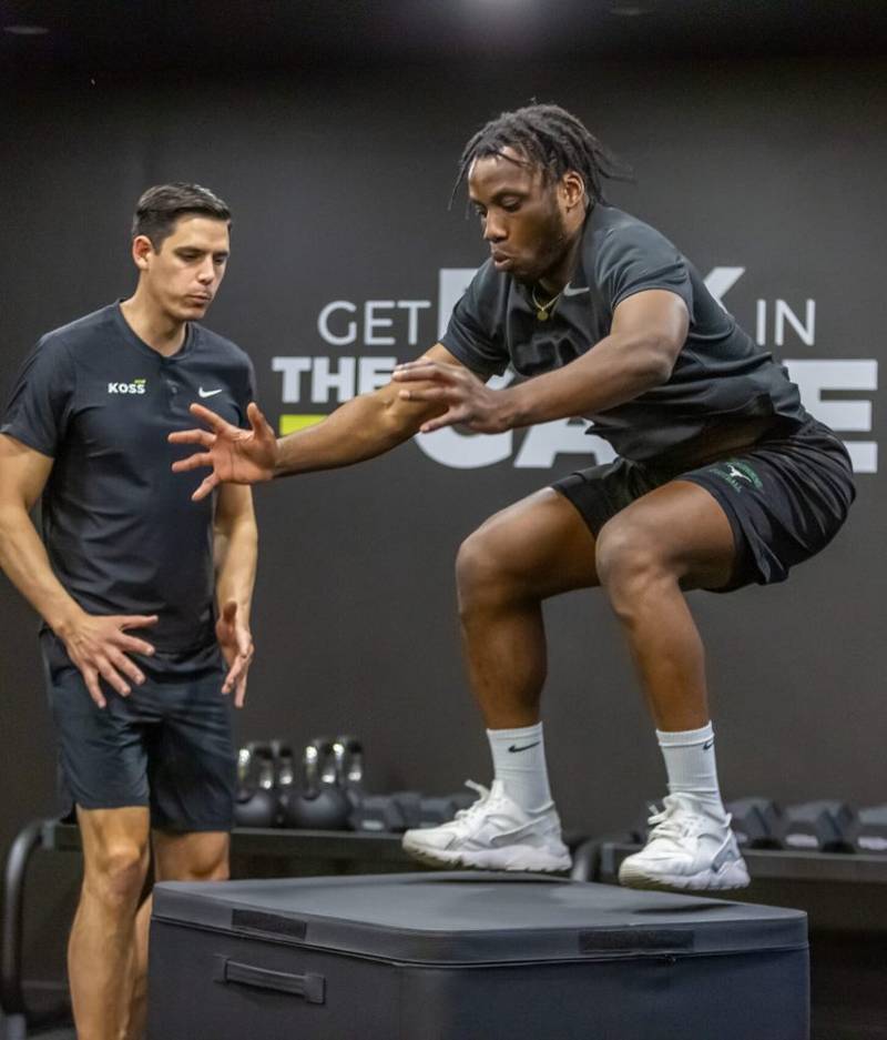 Thibault Vignais, kin&eacute;sith&eacute;rapeute du sport, encadrant un athl&egrave;te lors d&rsquo;un exercice de renforcement fonctionnel en salle