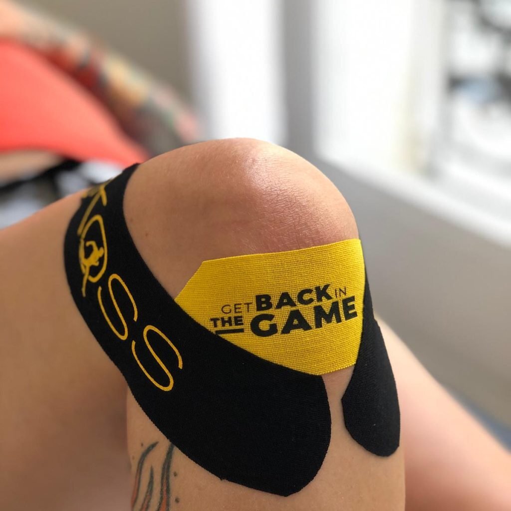 Genou d&rsquo;un sportif avec taping appliqu&eacute; dans le cadre d&rsquo;une prise en charge en kin&eacute;sith&eacute;rapie du sport