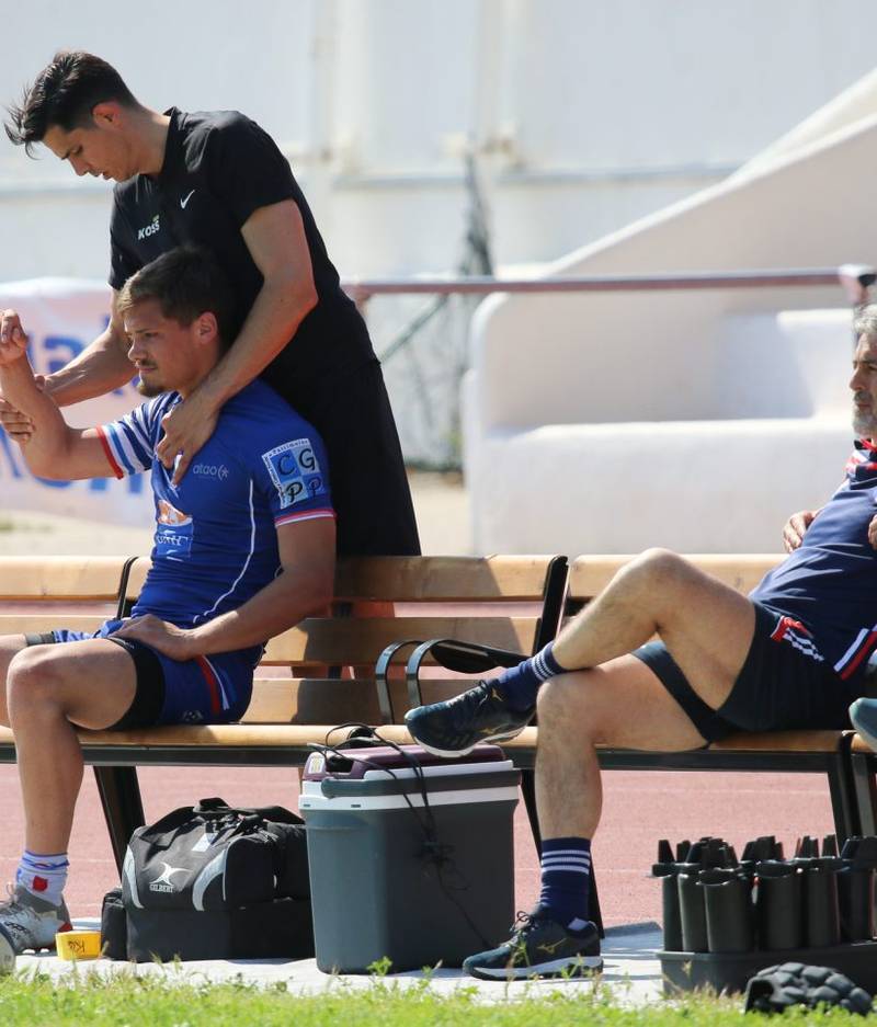 Thibault Vignais, kin&eacute;sith&eacute;rapeute du sport, r&eacute;alisant des soins sur le terrain lors du championnat de France militaire de rugby